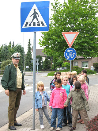 Schulwegbegehung mit der Klasse 1b der Eichendorffschule